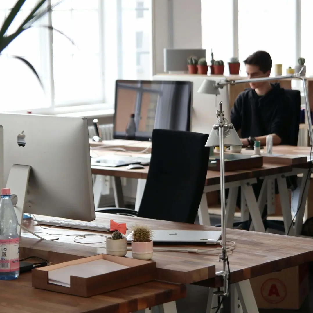 Ein Büro mit mehreren Arbeitsplätzen symbolisch für das teilen und gemeinsame bearbeiten